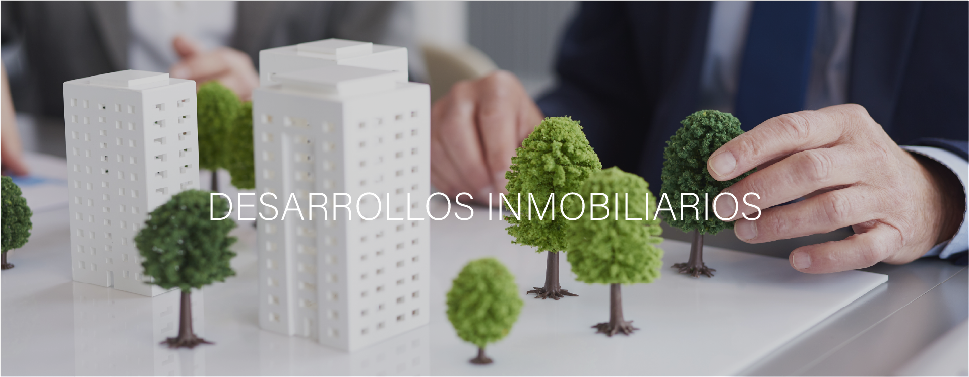 Imagen de una persona proyectando obras